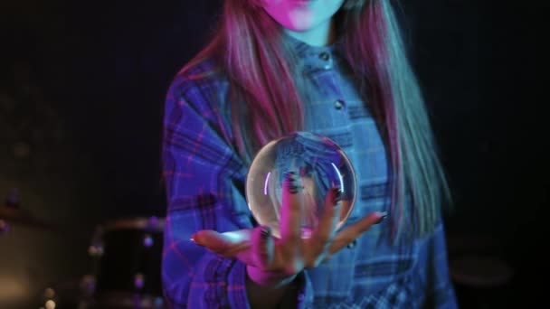 Eine Junge Frau Rollt Eine Kristallkugel Auf Ihre Handfläche Mittelschuss — Stockvideo