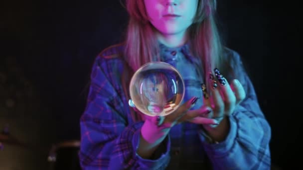 Genç Bir Kadın Kristal Küreyle Hokkabazlık Yapıyor Orta Çekim — Stok video