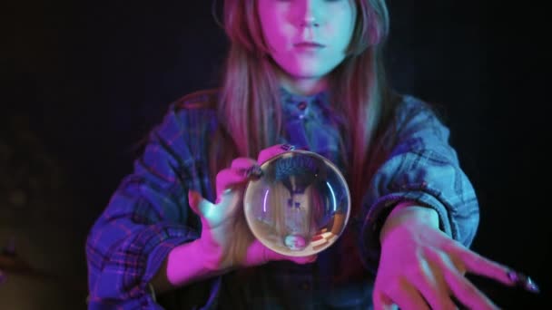 Mladá Žena Žongluje Křišťálovou Koulí Růžovém Světle Střední Snímek — Stock video
