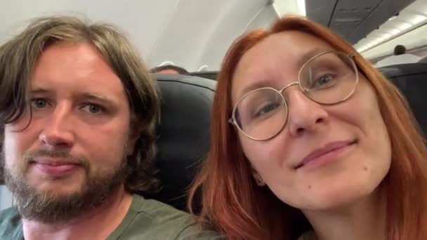 Glückliche Familie Flugzeug Frau Mit Handy Filmt Ein Video Selfie — Stockvideo