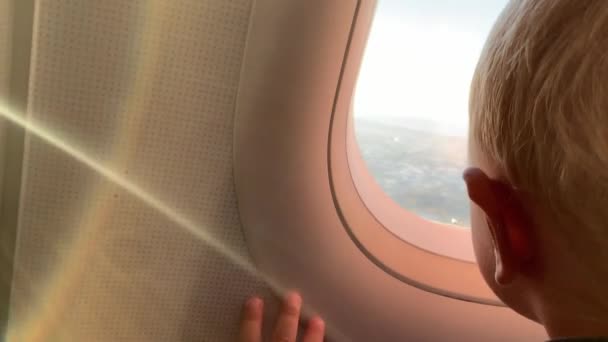 Küçük Bir Çocuk Uçağın Penceresinin Yanındaki Yerinde Oturur Uçağın Irtifa — Stok video