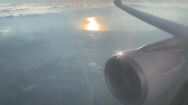 Saha doğası ve gün batımında göl - uçaktan yolcu alımı. Havadan