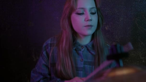 Милая Молодая Женщина Играет Барабанах Студии Синим Розовым Освещением Портрет — стоковое видео