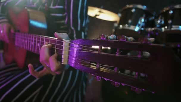 Ung Kvinna Som Spelar Gitarr Musikstudion Mittskott — Stockvideo