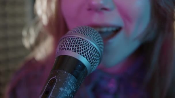 Een Leuke Jonge Vrouw Die Zingt Microfoon Sluiten — Stockvideo