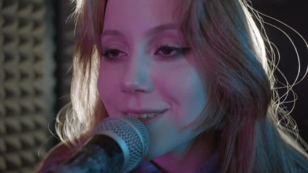 Seorang Wanita Muda Yang Lucu Dengan Cahaya Make Bernyanyi Mic — Stok Video
