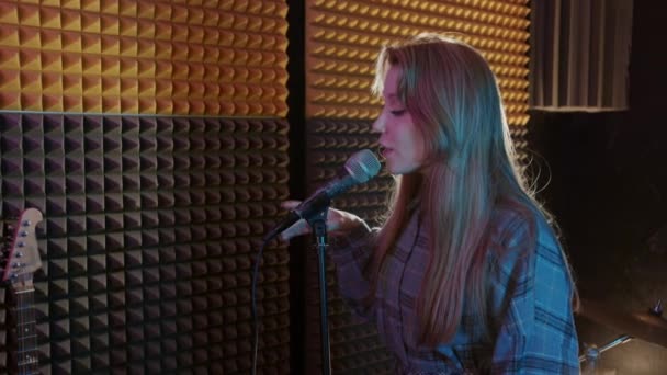 Tânără Frumoasă Părul Lung Cântă Într Microfon Într Studio Înregistrări — Videoclip de stoc