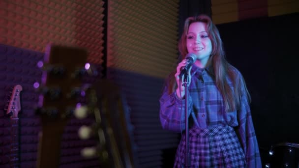 Genç Güzel Bir Kadın Bir Müzik Stüdyosunda Mikrofona Şarkı Söylüyor — Stok video