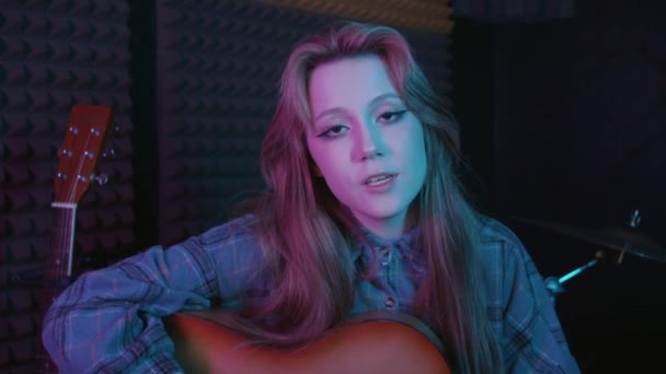 年轻漂亮的女人在录音室里弹吉他 — 图库视频影像