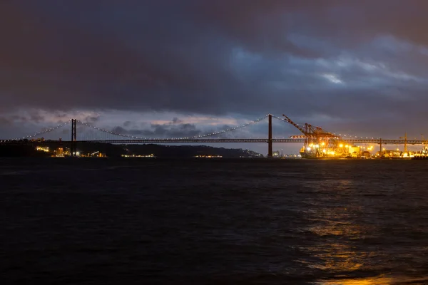 Widok Nocny Rzekę Tagus Kwietnia Most Krajobraz Środek Strzału — Zdjęcie stockowe