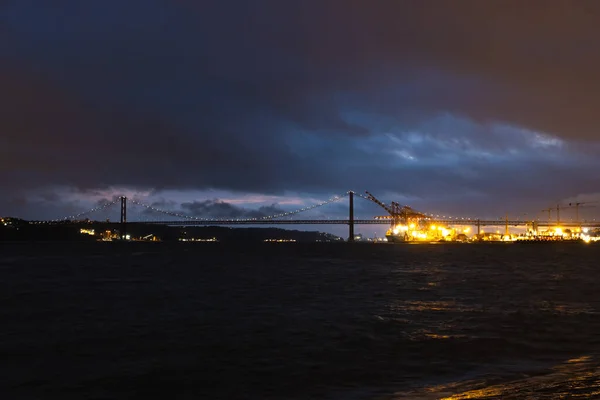 Widok Nocny Rzekę Tagus Kwietnia Most Środek Strzału — Zdjęcie stockowe