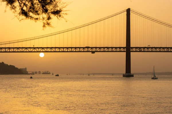 25Th April Bridge Sunset Tagus River Lisbon Mid Shot — Stock Photo, Image