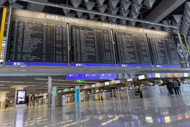 22-01-2023 Frankfurt, Almanya: Havaalanındaki terminalde kalkış skor tabelası. Orta çekim