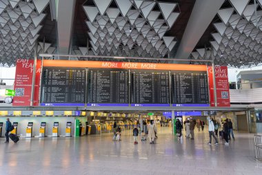 22-01-2023 Frankfurt, Almanya: Havaalanındaki terminalde büyük bir analog çıkış skorbordu. Orta çekim