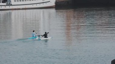 Marinada kanoda kürek çeken iki adam. Orta çekim