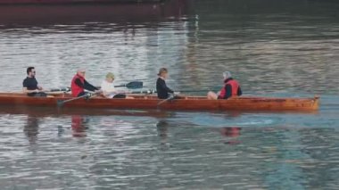 21 Şubat 2023 Lizbon, Portekiz. Bir grup erkek ve kadın nehirde kürek çekiyorlar. Orta çekim