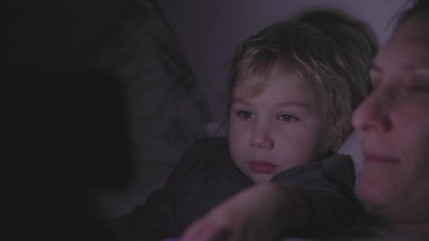Nyfiken Liten Pojke Som Ligger Sängen Med Sin Mamma Och — Stockvideo