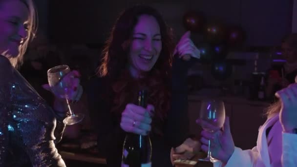 Eine Gruppe Lächelnder Frauen Öffnet Und Gießt Champagner Gläser Porträt — Stockvideo