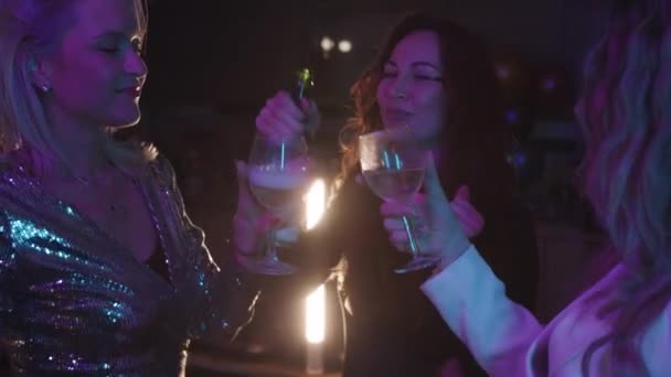 Eine Gruppe Lächelnder Frauen Gießt Champagner Gläser Und Trinkt Ihn — Stockvideo