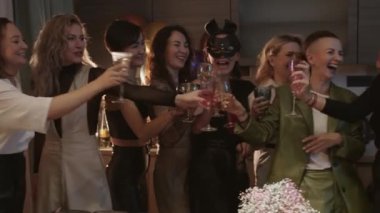 Maskeli balo. Kadınlar eğlenir ve içki içer. Orta çekim