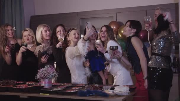 Gruppe Von Lächelnden Frauen Hause Party Schießen Sich Auf Video — Stockvideo