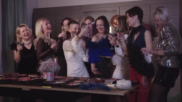 Gruppe Lächelnder Frauen Die Hause Eine Ankleideparty Feiern Champagner Trinken — Stockvideo