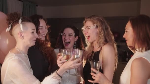 아름다운 여성들 집에서 샴페인을 마시고 즐기고 Mid — 비디오