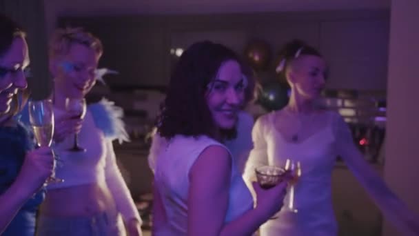 Schöne Erwachsene Frauen Schicken Outfits Bei Einer Party Hause Mittelschuss — Stockvideo