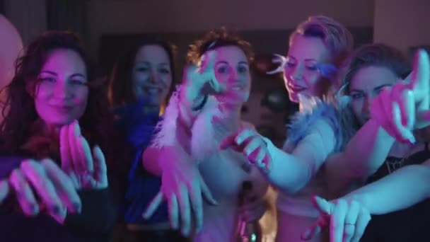 아름다운 여성들 집에서 파티를 카메라 웃는다 Mid — 비디오