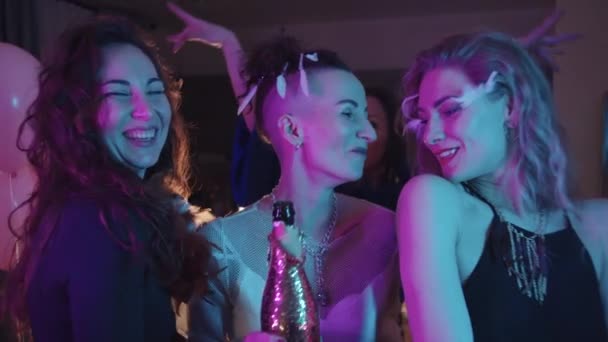 Schöne Erwachsene Frauen Schicken Outfits Trinken Champagner Der Küche Während — Stockvideo