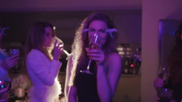 Привабливі Дорослі Жінки Вишуканих Вбраннях Ють Шампанське Кухні Проводячи Вечірку — стокове відео