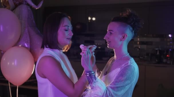 Maskenparty Hause Zwei Freundinnen Essen Einander Süßigkeiten Aus Der Hand — Stockvideo