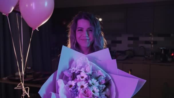 День Народження Вдома Усміхнена Жінка Тримає Букет Квітів Портрет — стокове відео