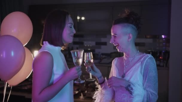 Maskenparty Hause Zwei Frauen Schönen Outfits Trinken Alkohol Und Lachen — Stockvideo