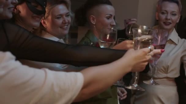 Maskenparty Hause Frauen Schönen Outfits Klirren Mit Champagnergläsern Mittelschuss — Stockvideo