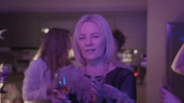Вечірка Костюмів Жінок Доросла Блондинка Фліртує Перед Камерою Повертається Компанію — стокове відео