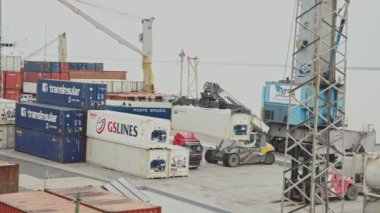 22 Şubat 2023, Lizbon, Portekiz: Turna konteynırı Santa Apolonia Terminal yarışmacıları kamyonuna taşıdı. Orta çekim