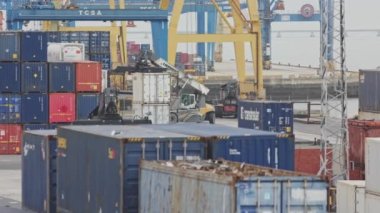 22 Şubat 2023, Lizbon, Portekiz: Kargo konteynerli liman - Santa Apoloni Terminal yarışmacıları. Orta çekim