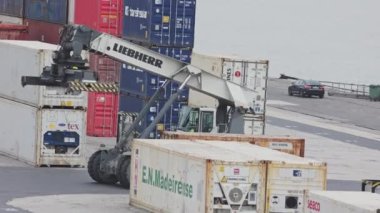 22 Şubat 2023, Lizbon, Portekiz: Elinde vinç olan bir kamyon içinde konteynırlar olan limandan geçiyor - Santa Apoloni terminali yarışmacıları. Orta çekim