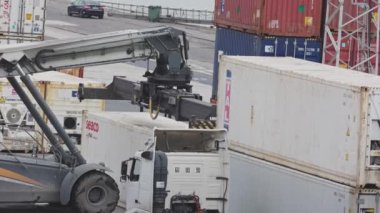22 Şubat 2023, Lizbon, Portekiz: Santa Apoloni Terminali 'ndeki bir kargo konteynırına tutunan bir forklift. Orta çekim