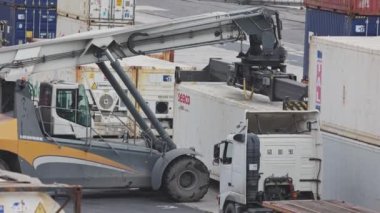 22 Şubat 2023, Lizbon, Portekiz. Bir forklift, Santa Apoloni Terminal yarışmacıları olan bir kargo konteynırını kaldırır. Orta çekim