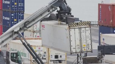 22 Şubat 2023, Lizbon, Portekiz: Forklift, Santa Apoloni Terminal yarışmacıları olan kargo konteynırını hareket ettirir. Orta çekim