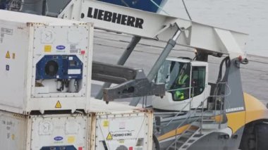 22 Şubat 2023, Lizbon, Portekiz: Santa Apoloni Terminal yarışmacılarına yönelik bir forklift. Orta çekim