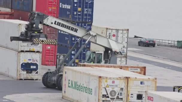 Лютого 2023 Лісабон Португалія Вантажівка Краном Їде Через Морський Порт — стокове відео