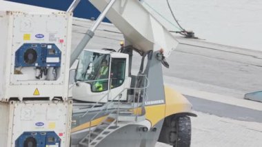 22 Şubat 2023, Lizbon, Portekiz: Yansıtıcı yelek giyen bir erkek işçi Santa Apoloni Terminal yarışmasında bir kaldırma makinesinin taksisinde oturuyor. Orta çekim