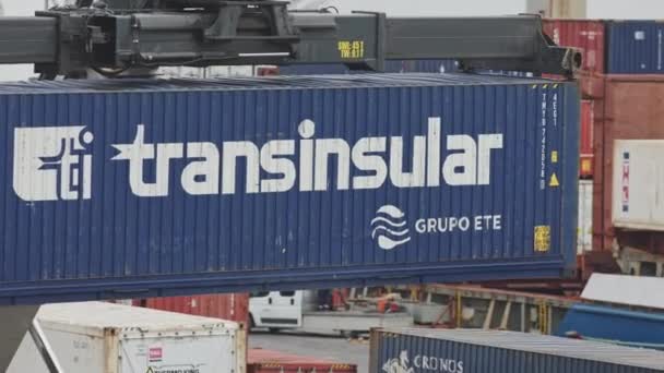 Februari 2023 Lissabon Portugal Gaffeltruck Flyttar Lastcontainer Från Plats Till — Stockvideo