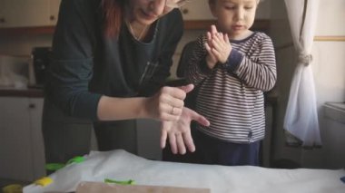 Aile yemekleri - anne ve oğul kurabiye için hamur hazırlayın. Orta çekim