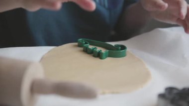 Aile yemekleri. Bir kadın hamur kalıplarına küf koyar. Orta çekim