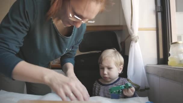 家庭烹调 母亲准备面团与饼干模切出来 — 图库视频影像