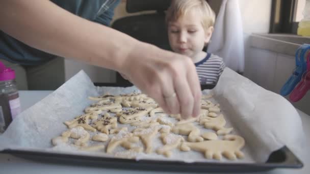 做饼干的家庭 妈妈和她的小儿子在饼干面团上撒糖 — 图库视频影像